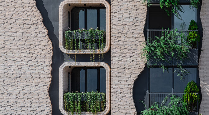 Koohsar Residential Apartment / Ashari Architects